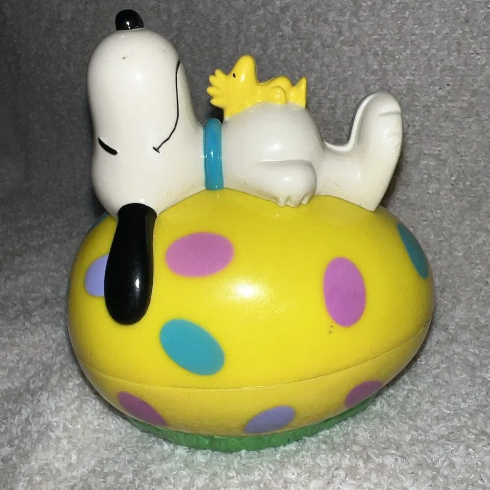 Whitman's Candies Peanuts SNOOPY and WOODSTOCK‎ Plastic Easter Egg Bank